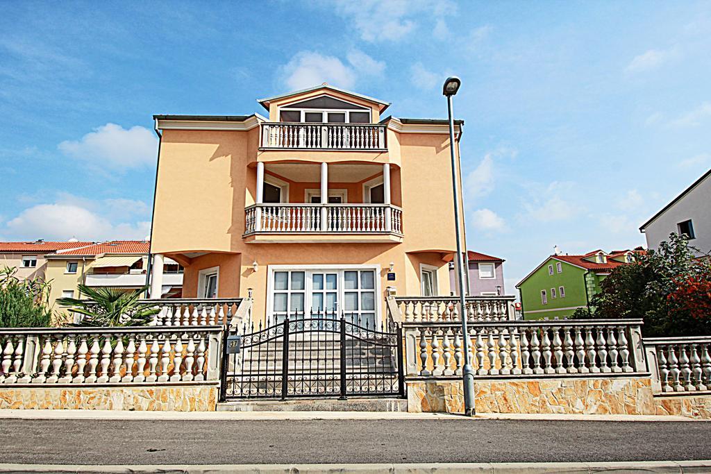 Apartment Vukadin Pula Exterior photo